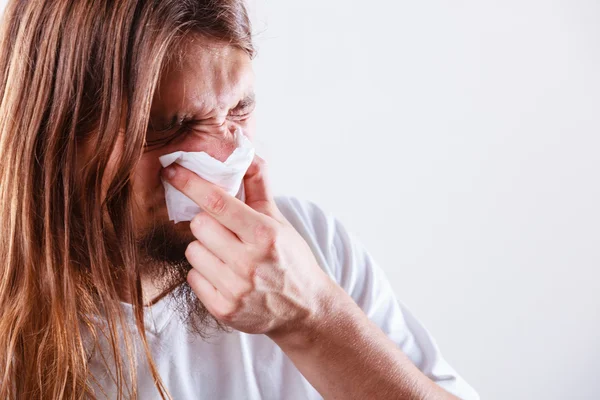 Uomo con tessuto igienico — Foto Stock