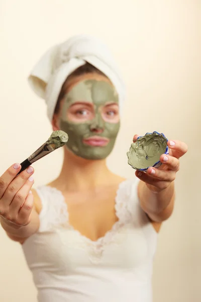 Femme appliquant masque de boue — Photo