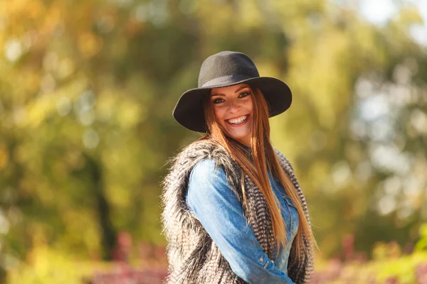 Meisje met plezier in park. — Stockfoto