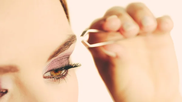 Woman plucking eyebrow — Stock Photo, Image