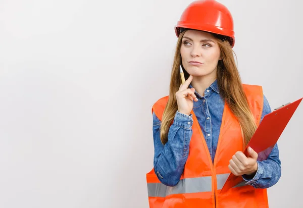 Kvinnan ingenjör konstruktion builder i hjälm. — Stockfoto