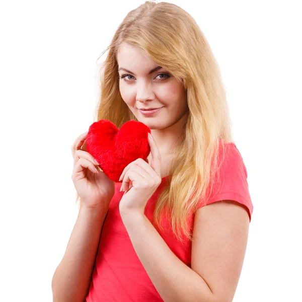 Flicka anläggning röd hjärta — Stockfoto