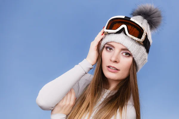 Esquiador chica usando ropa de abrigo esquí googles retrato . — Foto de Stock