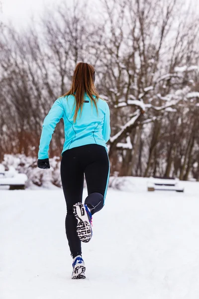 Női fitness sport modell kültéri hideg tél Időjárás — Stock Fotó