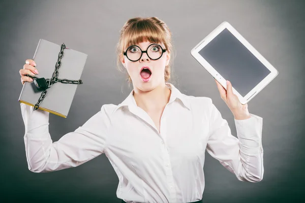 Donna con documento e tablet. Archiviazione digitale . — Foto Stock