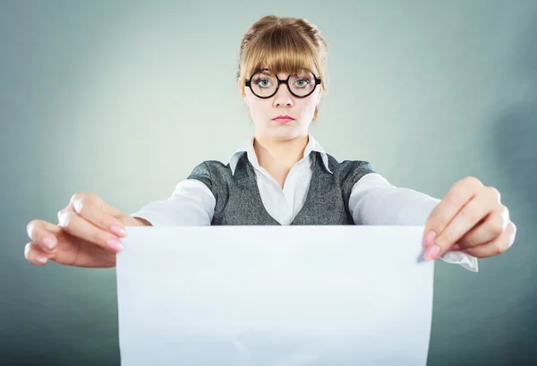 Gerente de empresaria sosteniendo espacio de copia en blanco . — Foto de Stock