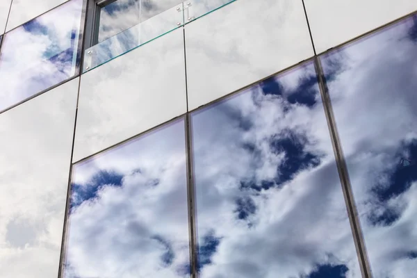 Modernes Glasfenster am Gebäude. — Stockfoto