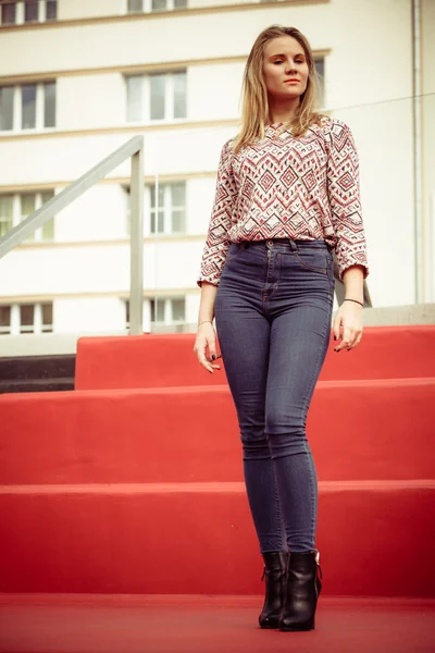 Girl posing in fashionable clothes — Stock Photo, Image