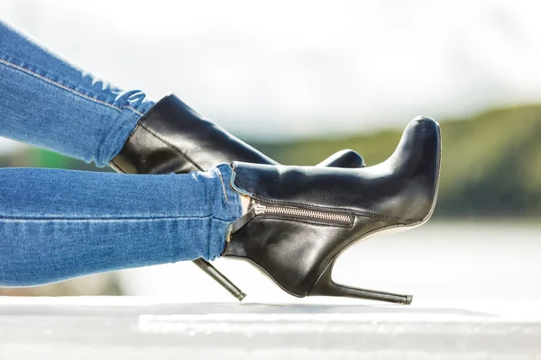 Pernas de mulher em calças jeans sapatos de salto ao ar livre — Fotografia de Stock