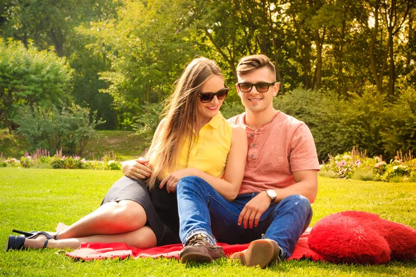 Pareja con gran corazón en el picnic — Foto de Stock