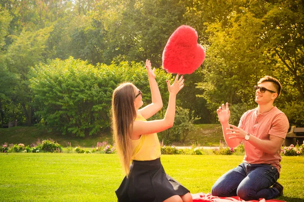 Couple with big heart on picnic — Stock Photo, Image