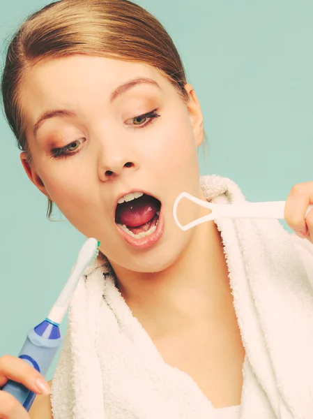 Fille à l'aide de brosse électrique — Photo