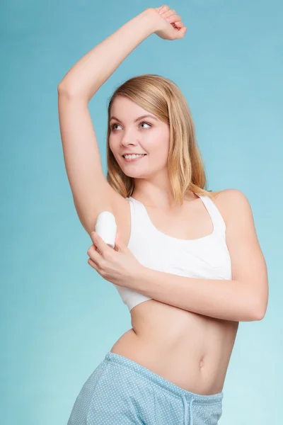 Chica aplicando desodoran palo — Foto de Stock