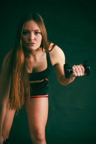 重量を持ち上げる筋肉少女 — ストック写真