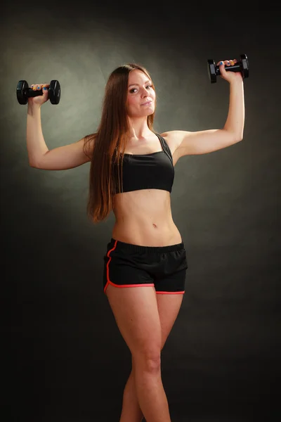 Menina muscular levantando pesos — Fotografia de Stock