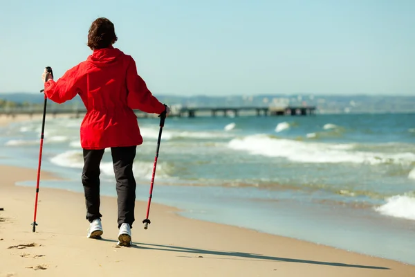 Caminhada nórdica. Mulher caminhando na praia. — Fotografia de Stock