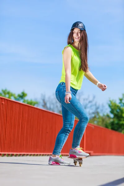 Adolescente équitation skateboard — Photo