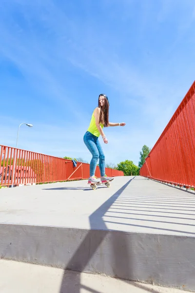 Teenager Mädchen Skateboard fahren — Stockfoto