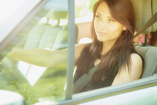 Mulher dirigindo um carro. — Fotografia de Stock