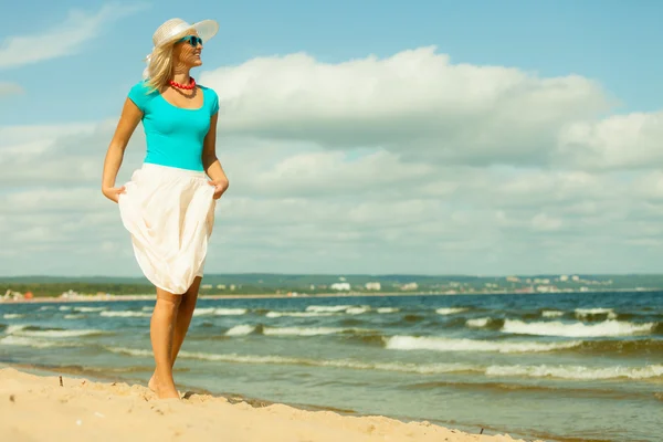 Piękna blondynka na plaży, lato — Zdjęcie stockowe