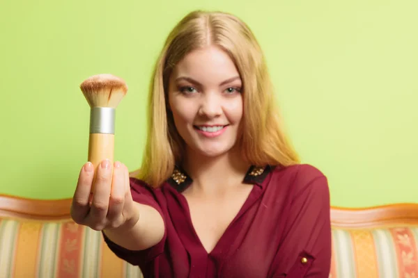 Attractive woman holding powder brush. Make up. — Stock Photo, Image