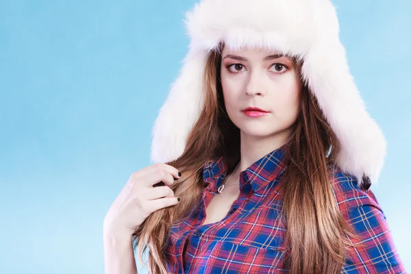 Jeune femme en bonnet de fourrure d'hiver — Photo