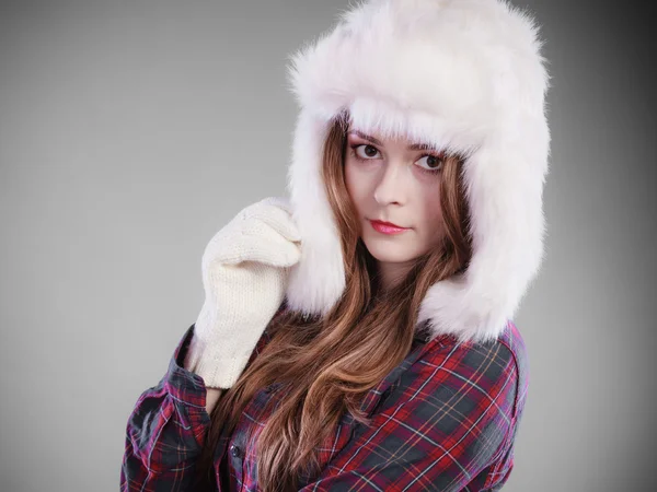 Jeune femme en bonnet de fourrure d'hiver — Photo