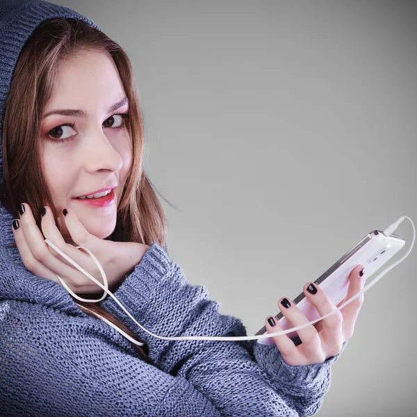 Mujer joven con teléfono inteligente escuchar música — Foto de Stock