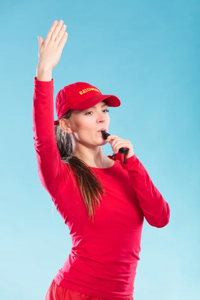 Bademeisterin mit Mütze im Dienst bläst Trillerpfeife. — Stockfoto