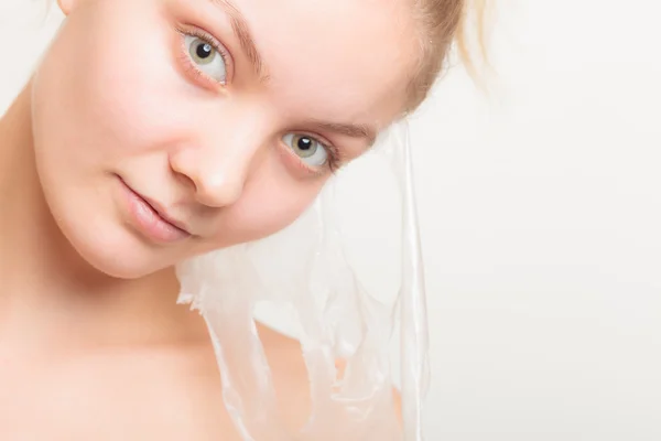 Vrouw verwijderen gezichtsmasker — Stockfoto