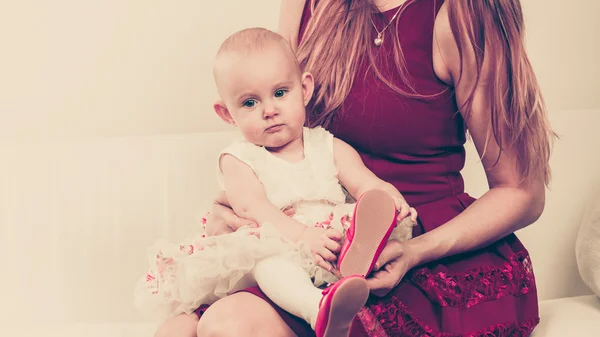 Bebê feliz menina em joelhos mãe . — Fotografia de Stock