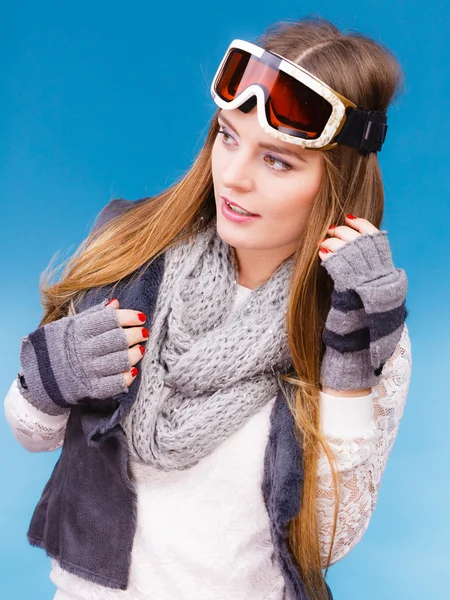 Mulher esquiador usando óculos — Fotografia de Stock