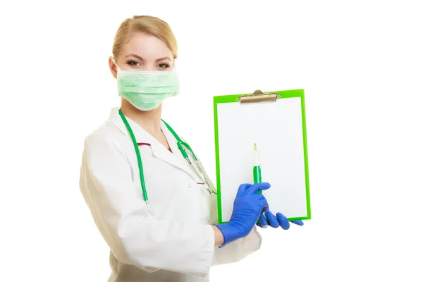 Kvinna läkare eller sjuksköterska med spruta isolerade — Stockfoto