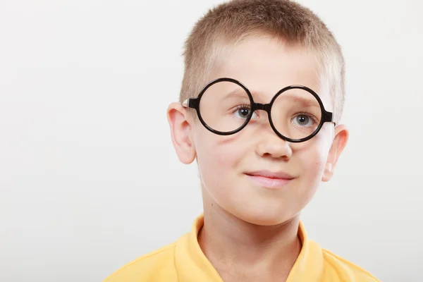 Portret van ernstige jong geitje jongetje in glazen. — Stockfoto