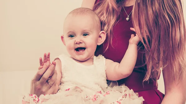 Ευτυχισμένο μωρό κορίτσι στα γόνατά της μητέρας. — Φωτογραφία Αρχείου