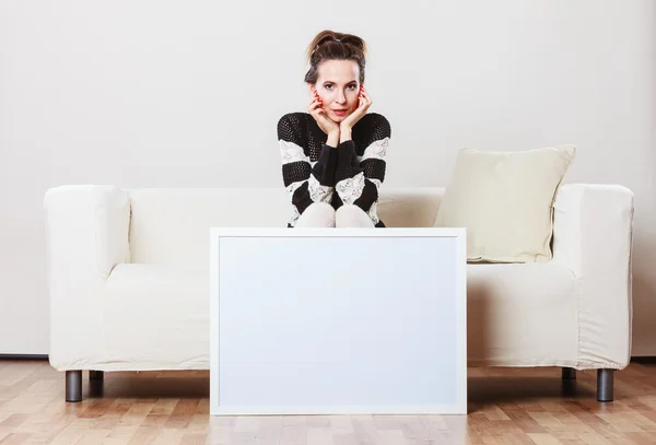 Mulher com placa de apresentação em branco . — Fotografia de Stock