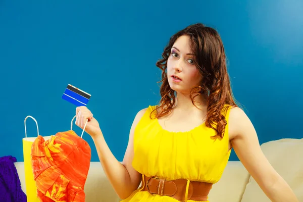 Mulher com cartão de crédito fazendo compras — Fotografia de Stock