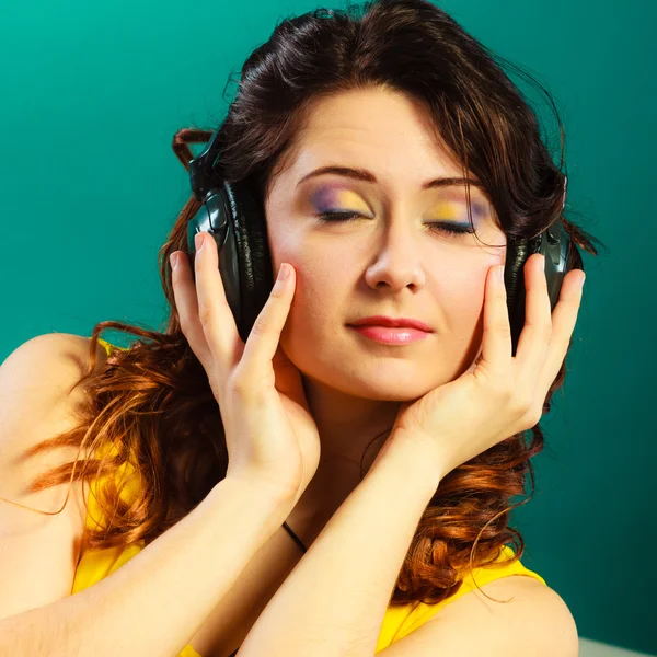 Chica en grandes auriculares escuchando música mp3 relajante —  Fotos de Stock