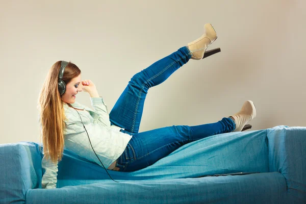 Frau hört Musik — Stockfoto