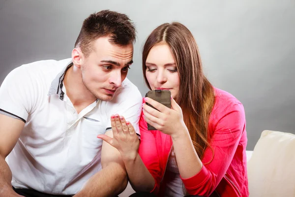 Paar met behulp van mobiele telefoon — Stockfoto