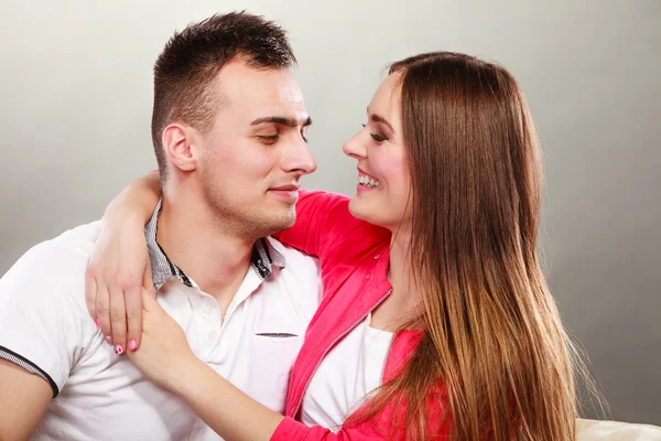 Junges Paar umarmt sich — Stockfoto