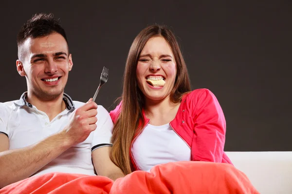 Homem alimentando mulher feliz — Fotografia de Stock