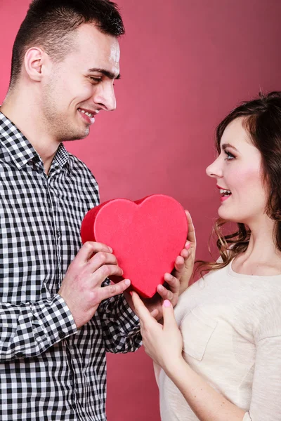 Hombre y mujer sosteniendo el corazón — Foto de Stock