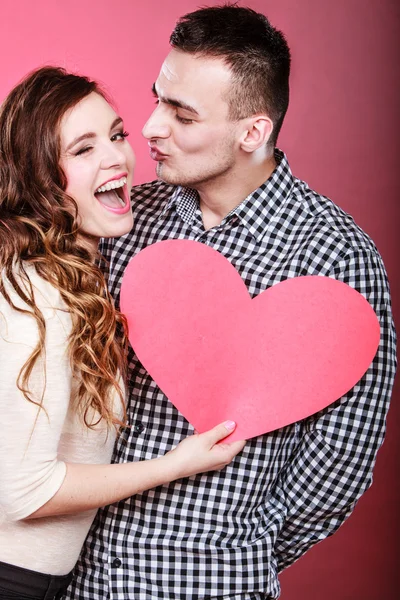 Muž a žena drží srdce — Stock fotografie