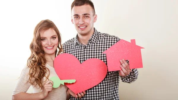 Casal segurando casa de papel — Fotografia de Stock