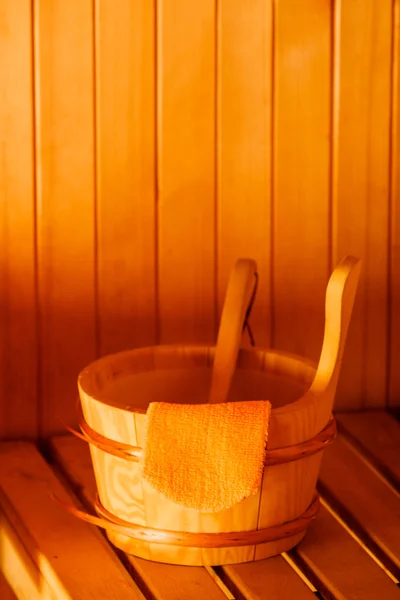 Cubo, cucharón y guante de exfoliación —  Fotos de Stock