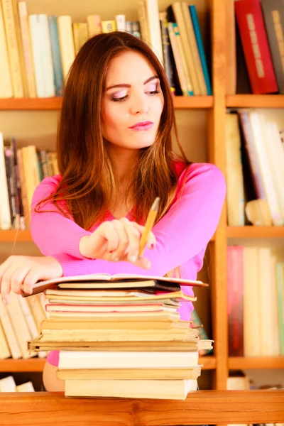 Estudante feminino na biblioteca da faculdade — Fotografia de Stock