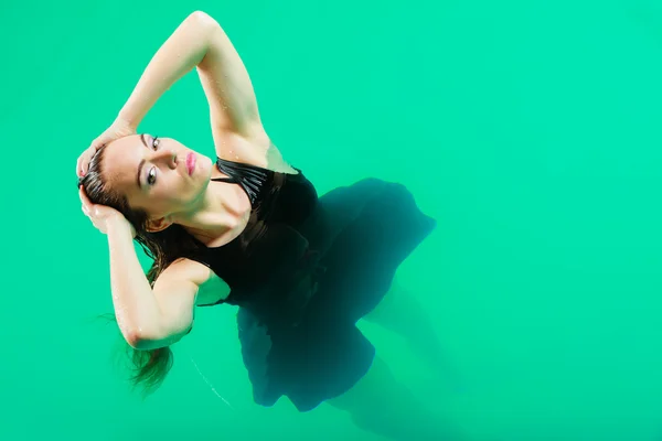 Mujer relajante en el agua de la piscina . — Foto de Stock