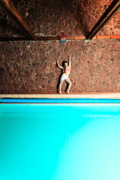 Woman standing  on pool edge — Stock Photo, Image