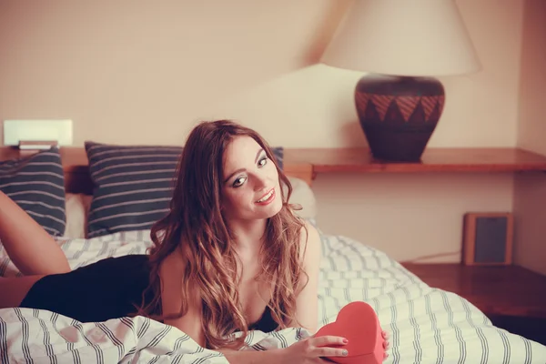 Donna in lingerie a letto. San Valentino amore . — Foto Stock